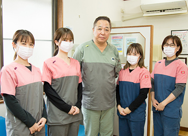 スタッフが仲良く明るい雰囲気でお出迎え